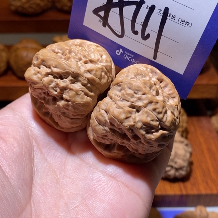 文玩核桃把件在一起就a 111