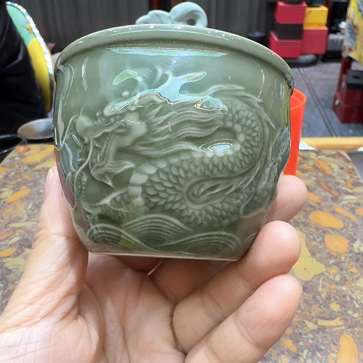 青瓷杯一个，瓷。。。。品茗