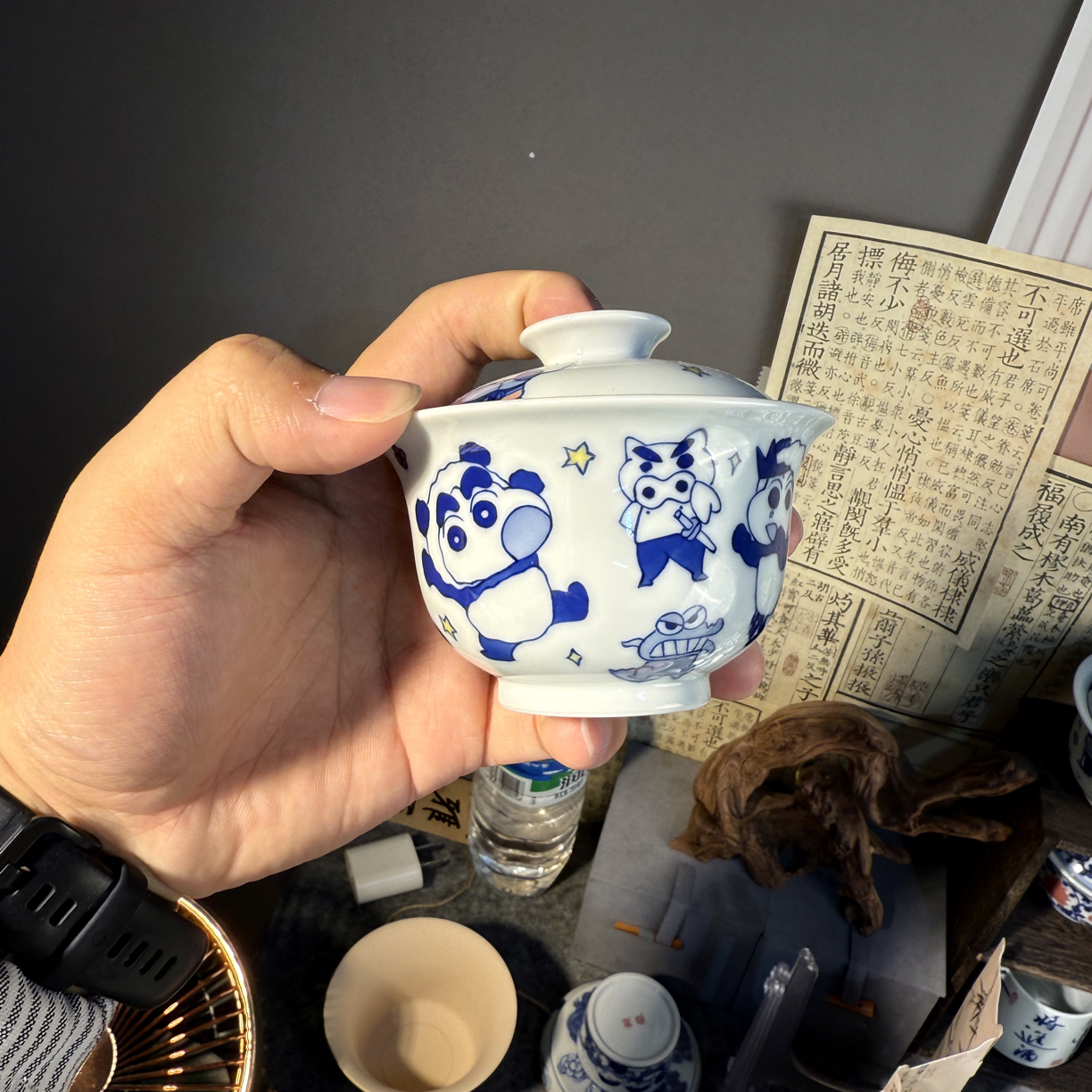 景德镇釉下青花五彩蜡笔小新二才盖碗