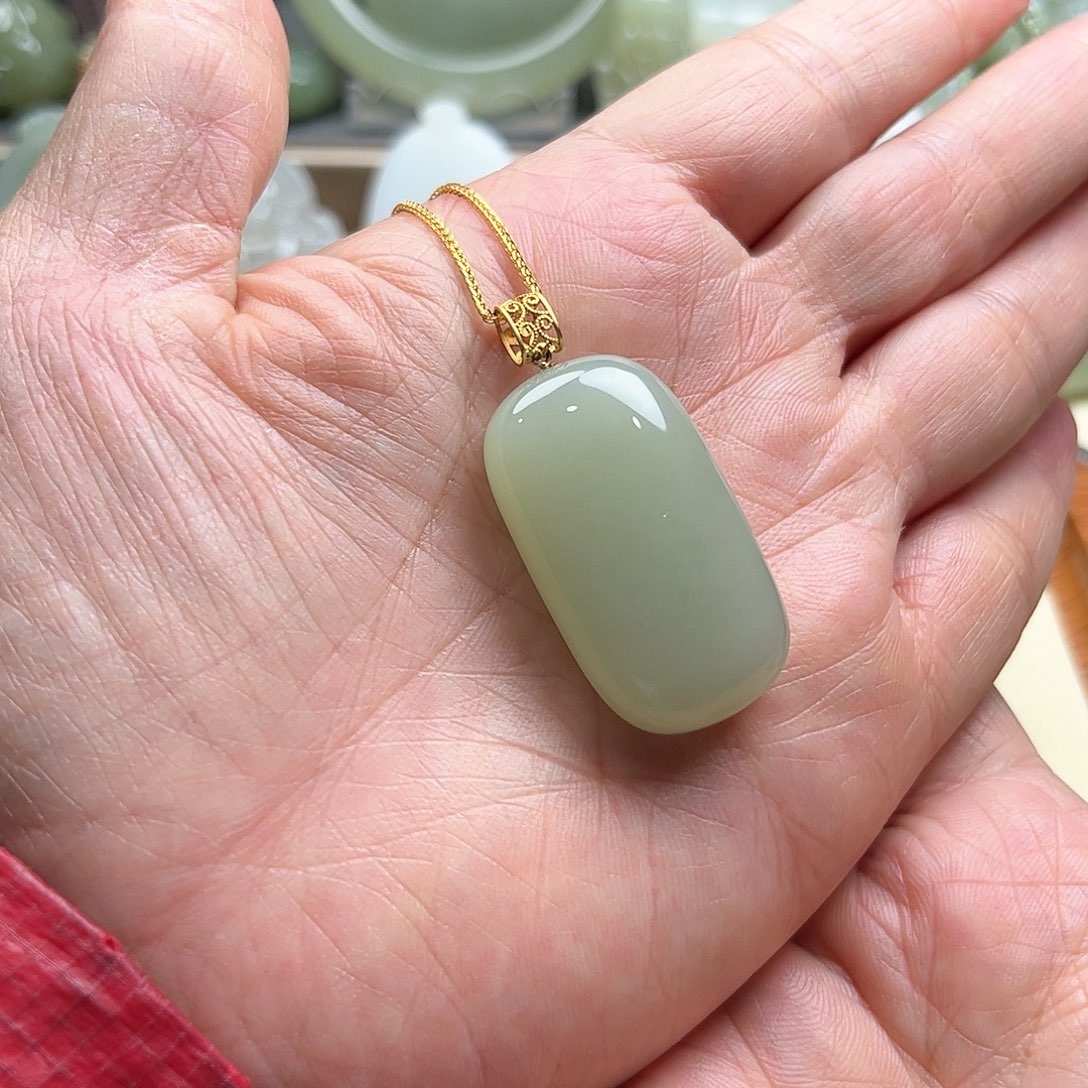 和田玉18K金镶嵌挂件