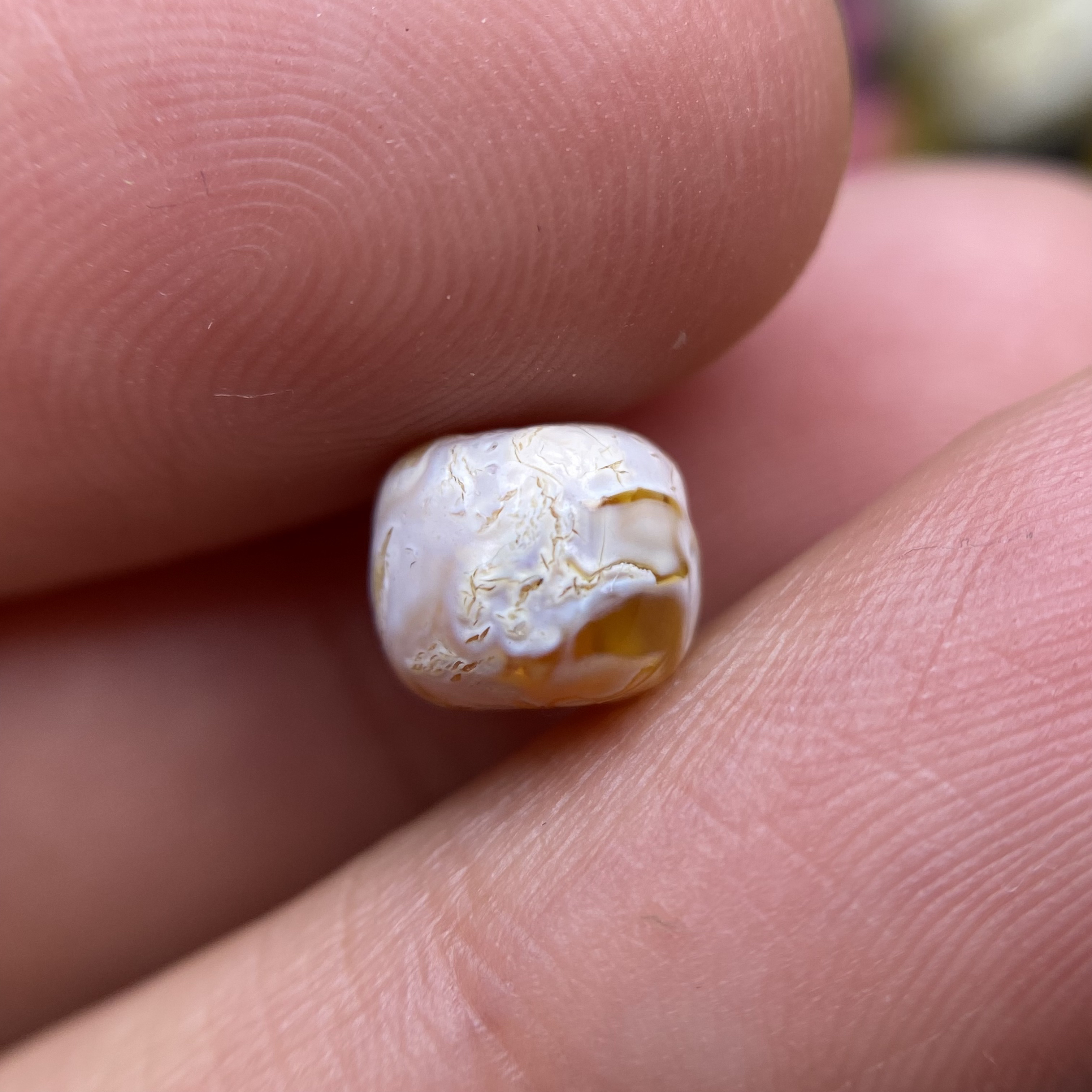 蜜蜡花蜡粉荧光老型配饰7.4×6.1mm，品质如图，实物更好看，带风化纹