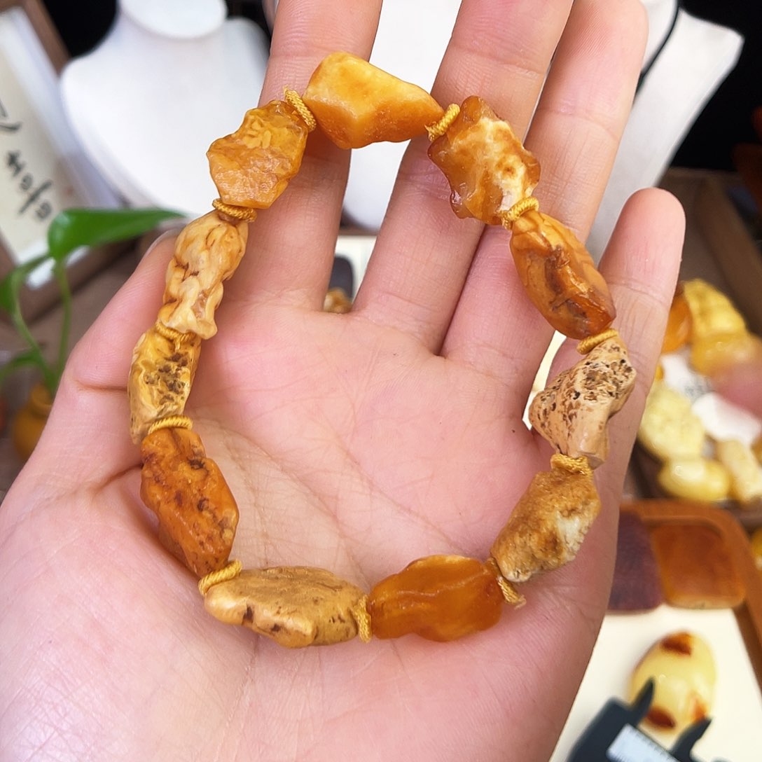 琥珀珠宝奇石未镶嵌。