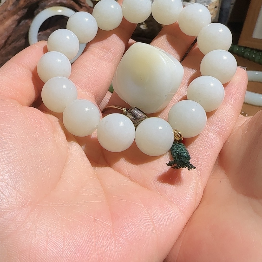 X***鸿和田玉未镶嵌颈饰