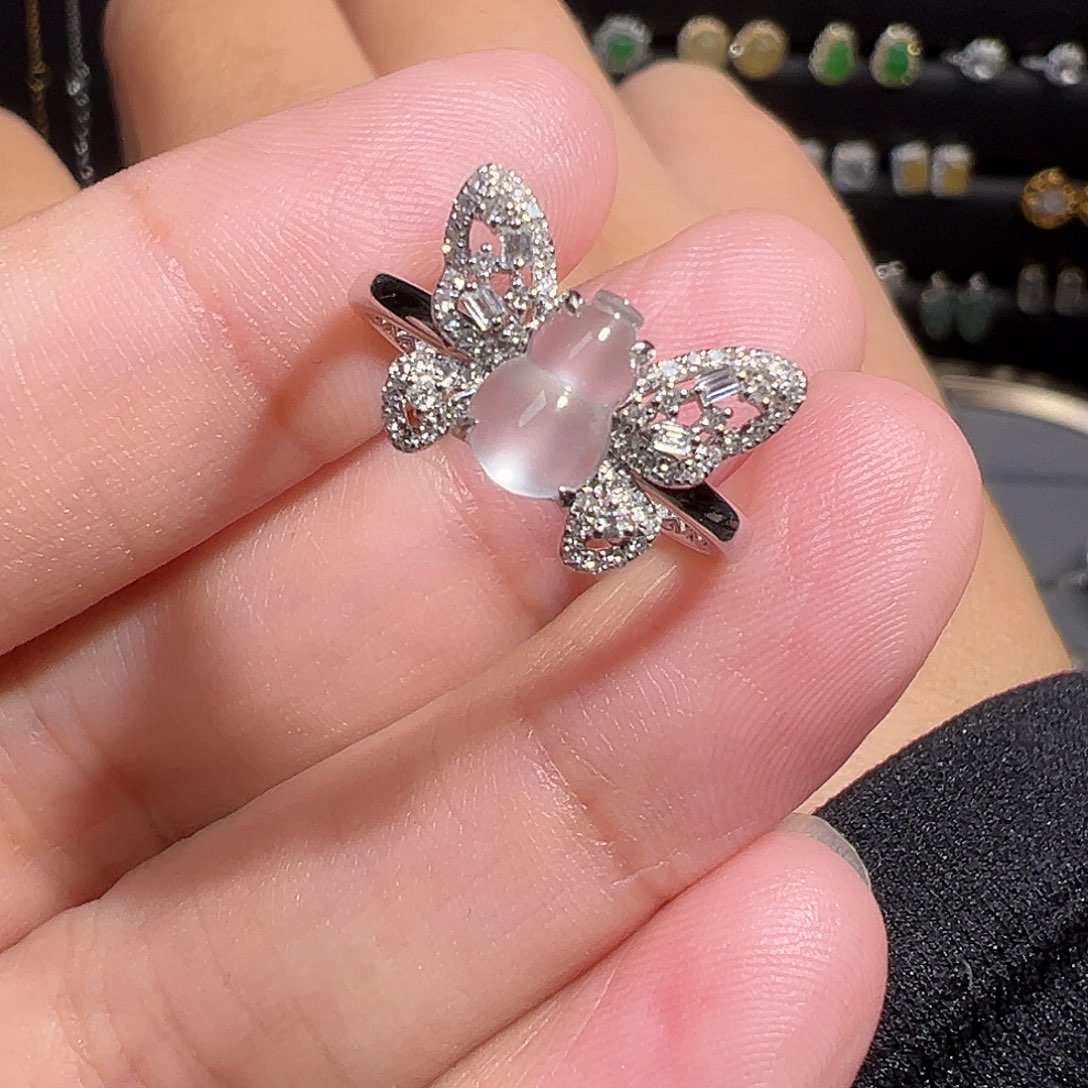 云***衣翡翠18K金镶嵌戒指蝴蝶葫芦翡翠戒指