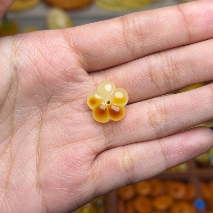 蜜蜡未镶嵌珠宝奇石-161-天然蜜蜡满蜡俏色小五瓣花吊坠