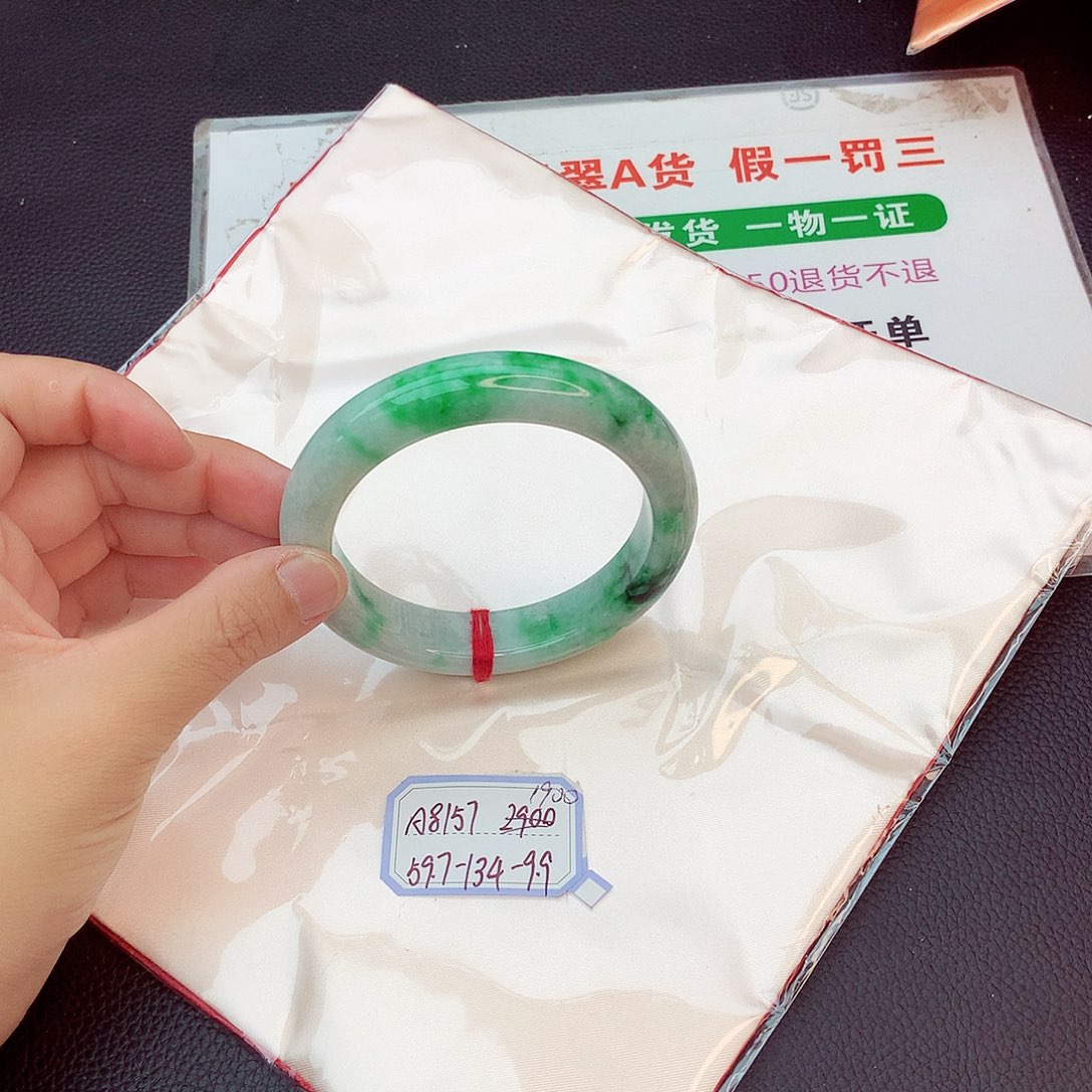 翡翠手镯未镶嵌翡翠