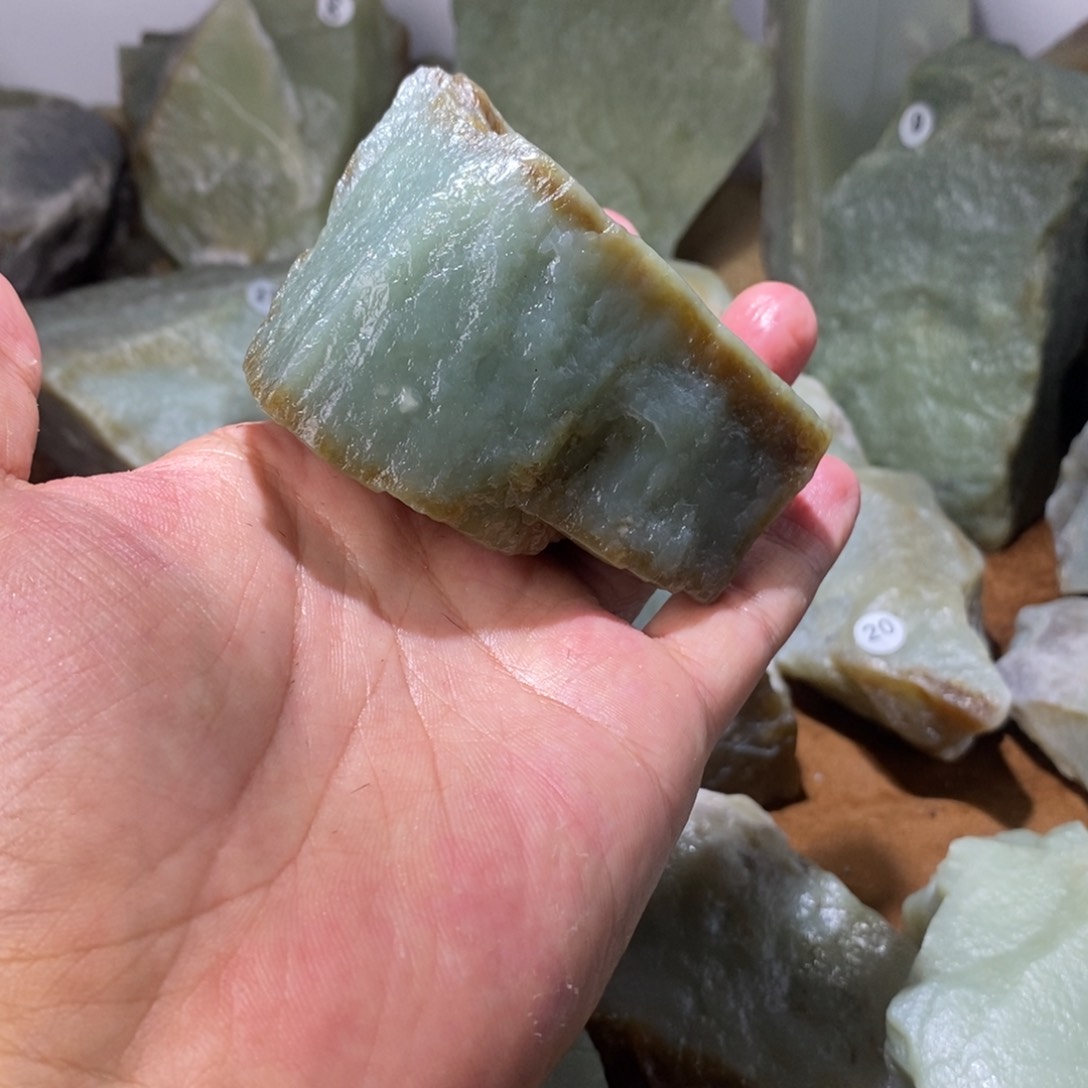 和田玉未镶嵌珠宝半成品越***?