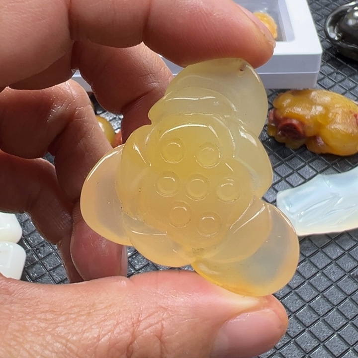 石英质玉（黄龙玉）颈饰未镶嵌