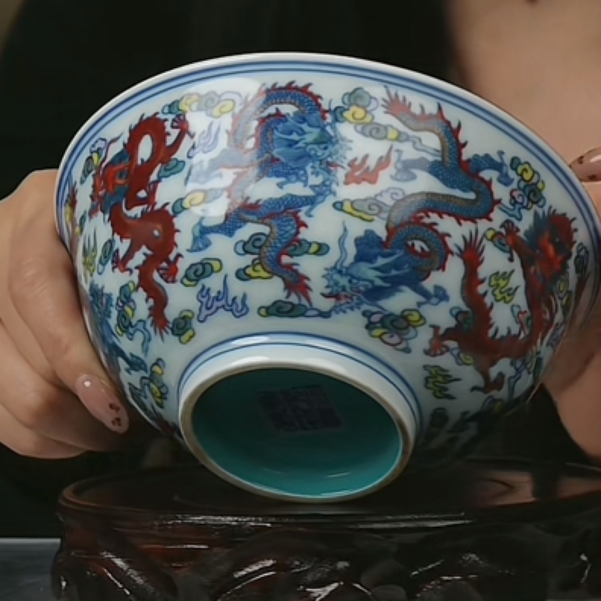 Y内松石绿釉外斗彩九龙纹碗