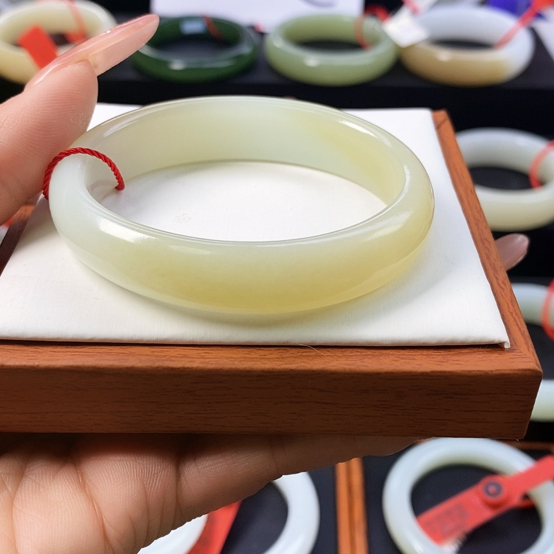 和田玉未镶嵌手镯