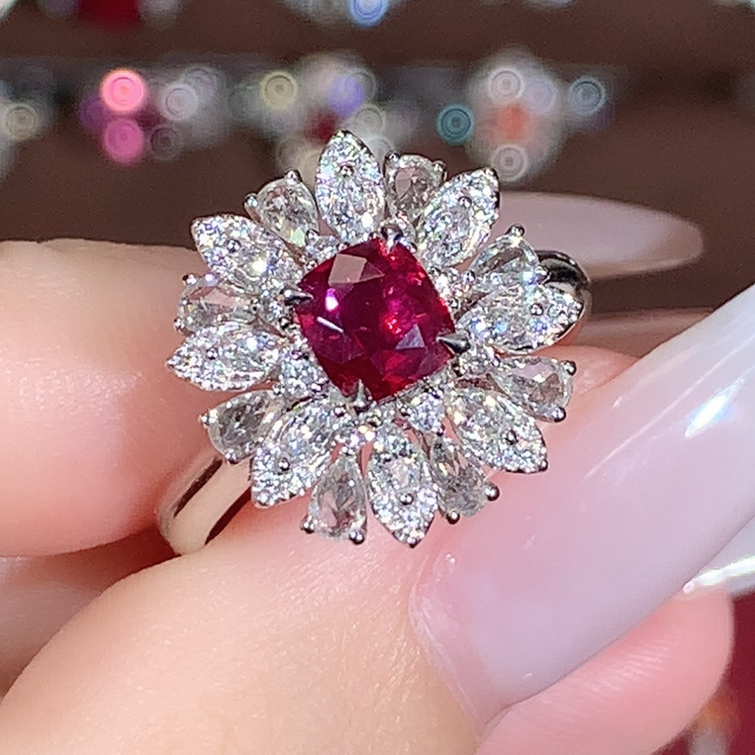 戒指铂Pt950镶嵌红宝石0.85ct/天然宝石/七天无理由