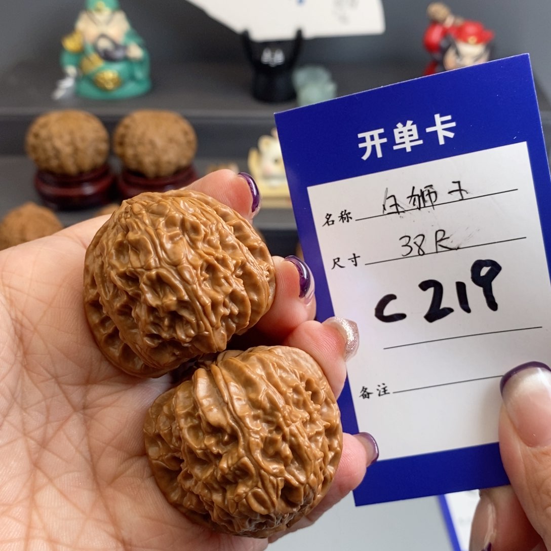 文玩核桃吊坠白狮子38