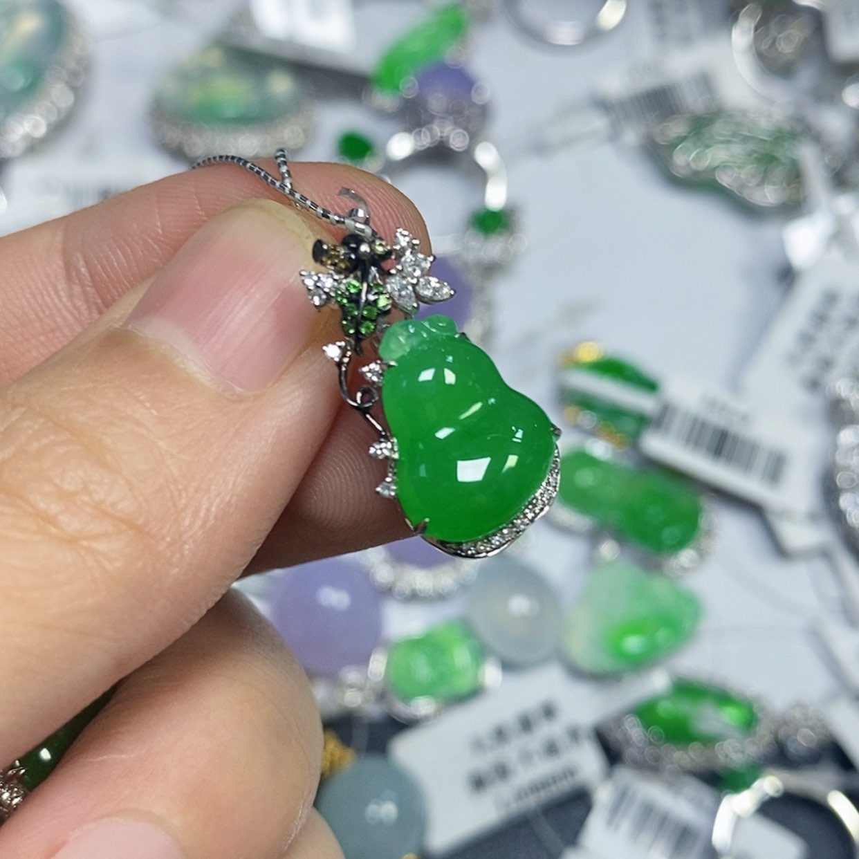 【闪购商品】颈饰18K金镶嵌翡翠V**i吊坠