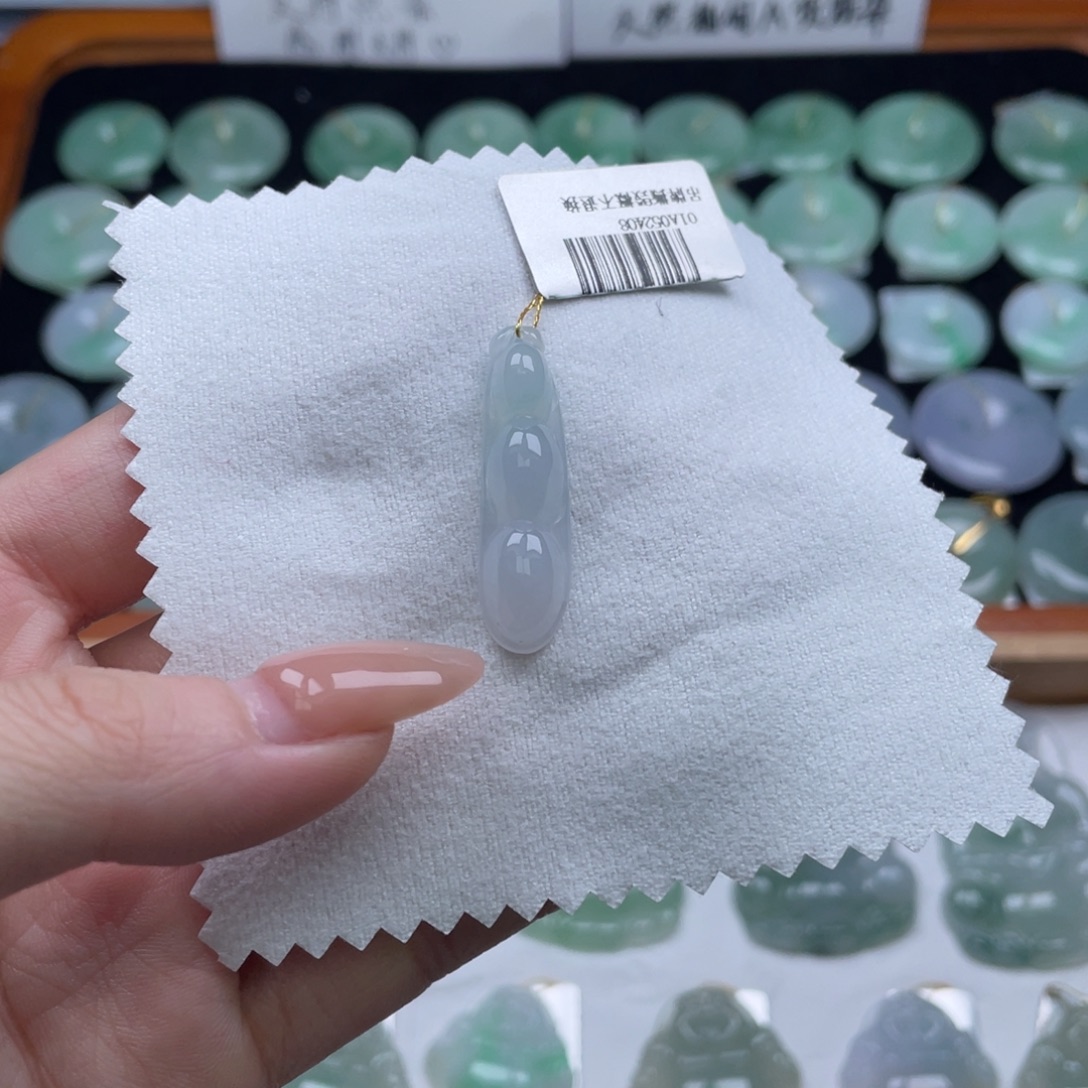 翡翠未镶嵌颈饰豆子