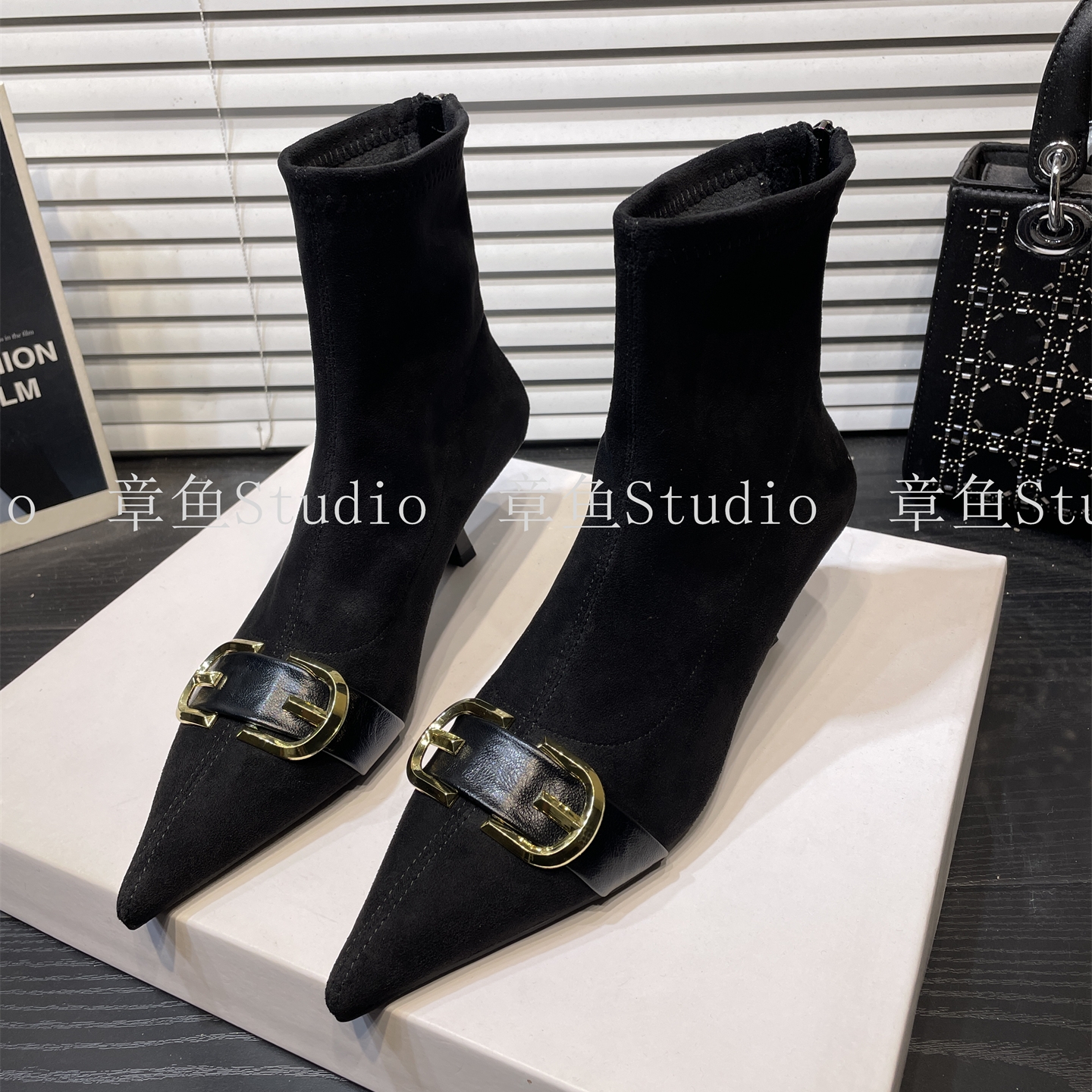 轻奢风~复古绒面尖头金属扣细跟加绒瘦瘦靴气质踝靴法式高跟短靴