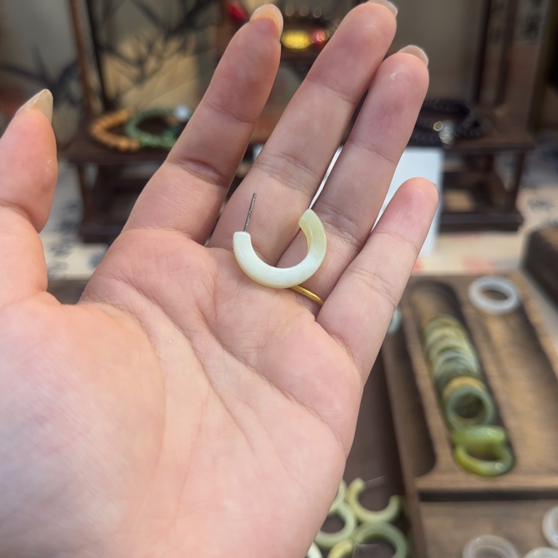 蛇纹石玉颈饰合金