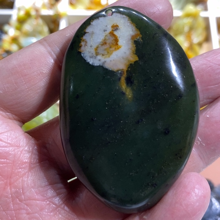 蛇纹石玉颈饰未镶嵌