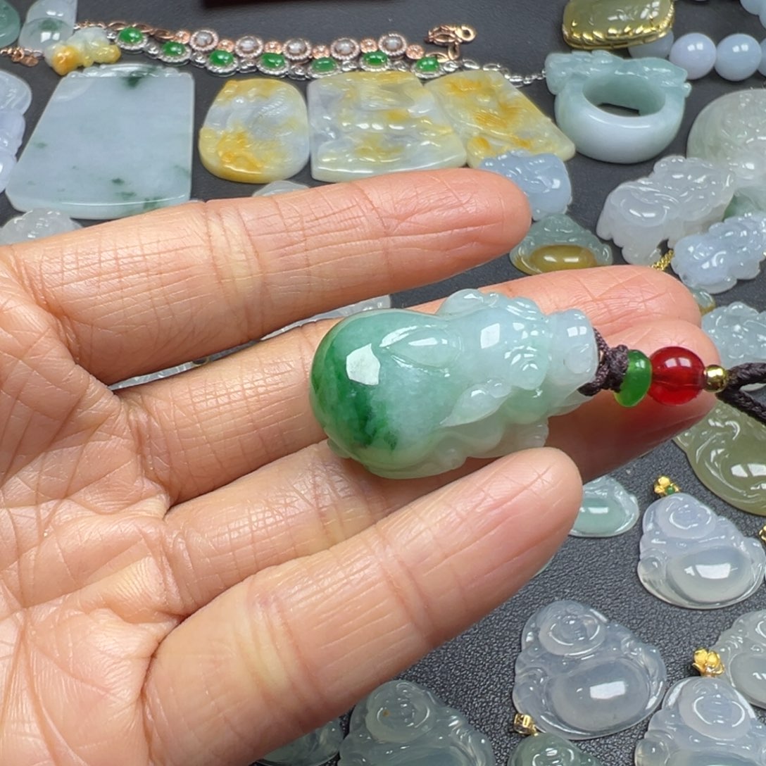 翡翠未镶嵌颈饰绿貔貅