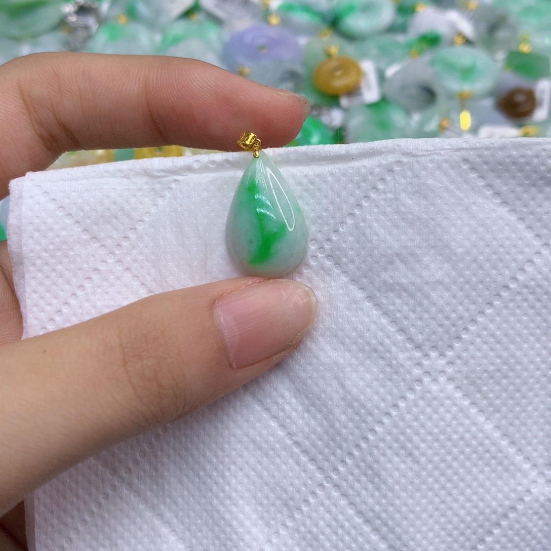 翡翠18K金镶嵌颈饰1111111111