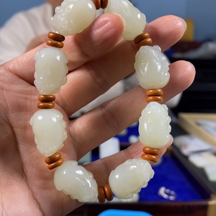 前***，和田玉未镶嵌颈饰