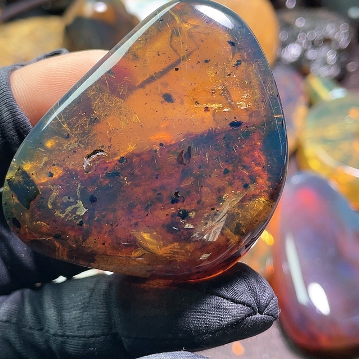 琥珀裸石未镶嵌。。