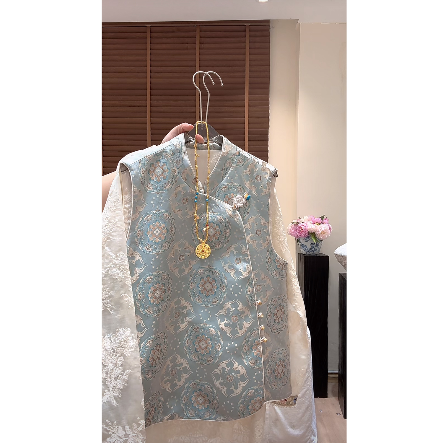 “菀菀”2025春款高端年轻款新中式宝相花国风宋锦上衣马甲背心女