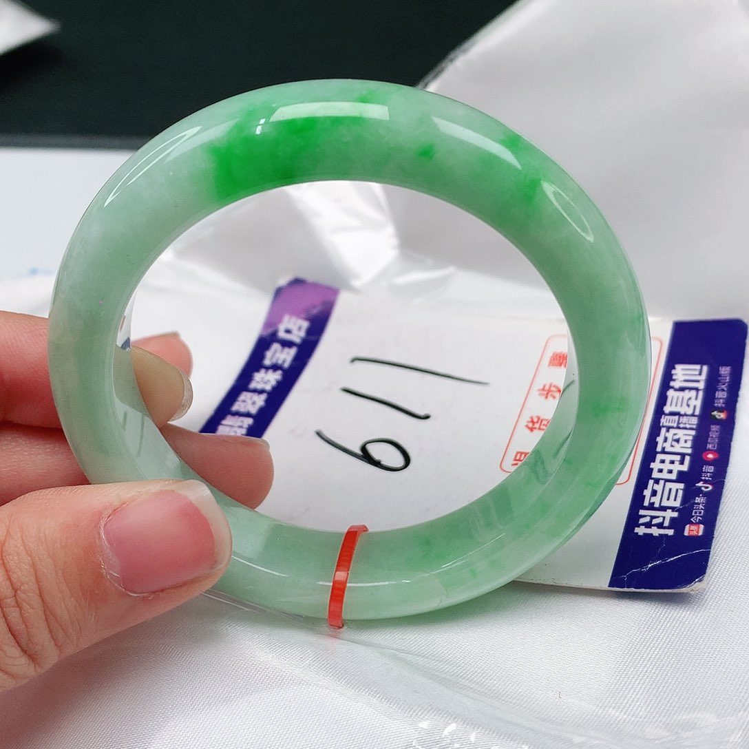 翡翠手镯未镶嵌翡翠