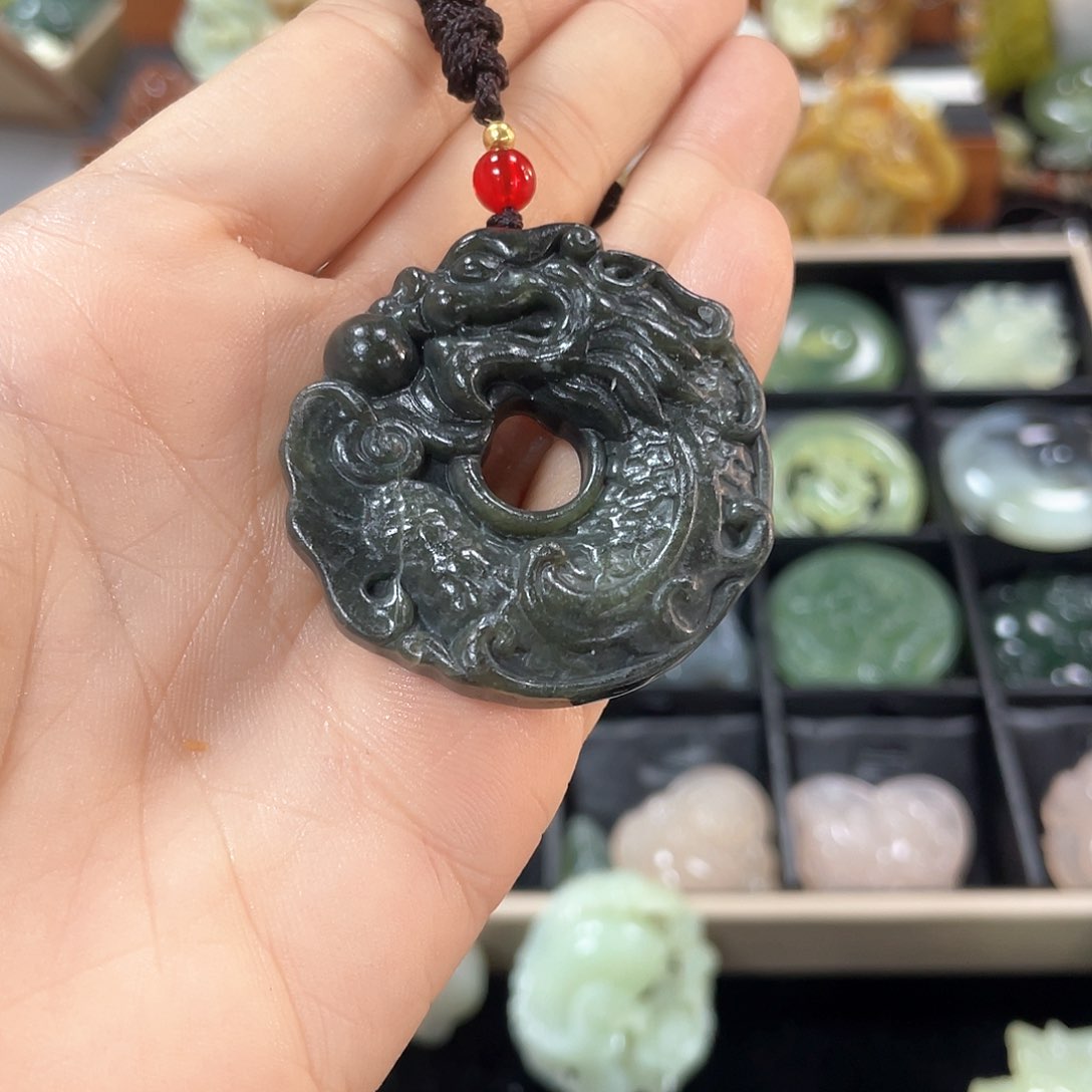 蛇纹石玉颈饰未镶嵌