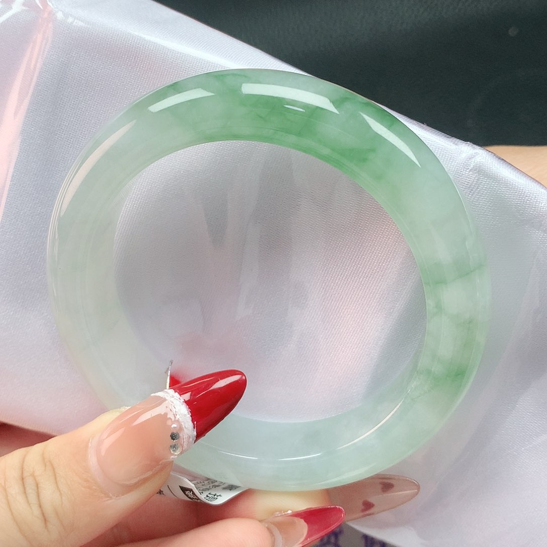 翡翠手镯未镶嵌56圈