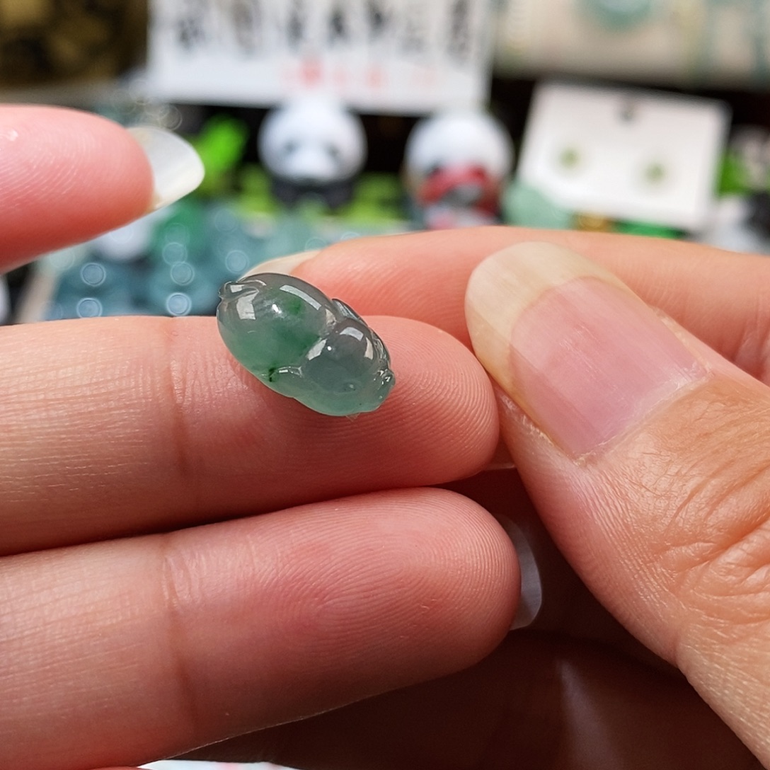 翡翠未镶嵌颈饰飘花小猪