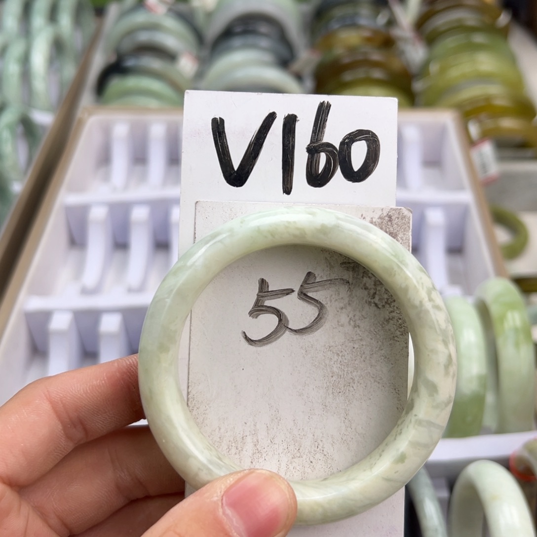 岫玉手镯未镶嵌天然岫玉微瑕，可以正常佩戴