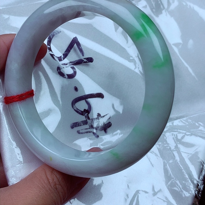 翡翠手镯未镶嵌翡翠