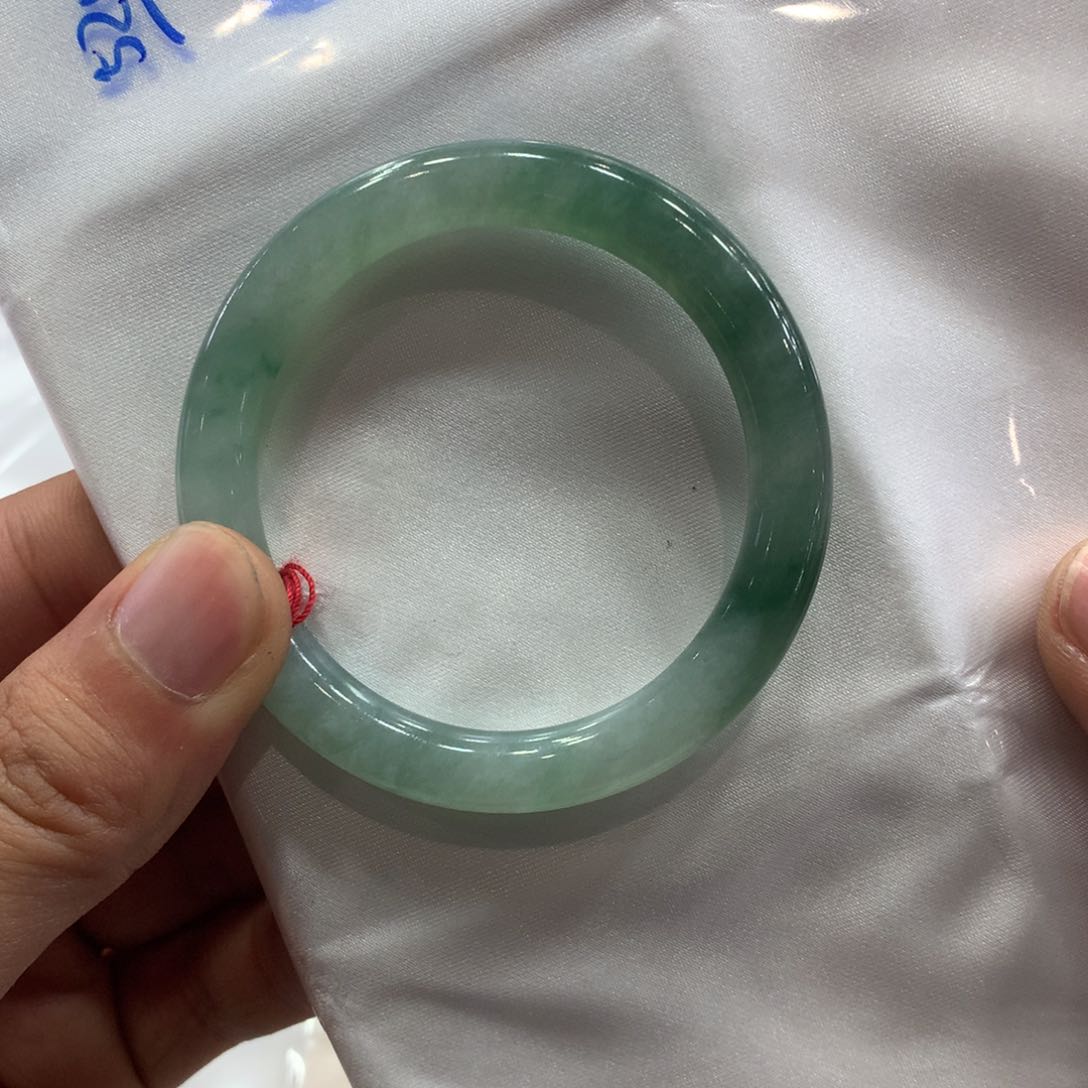 翡翠手镯未镶嵌有瑕