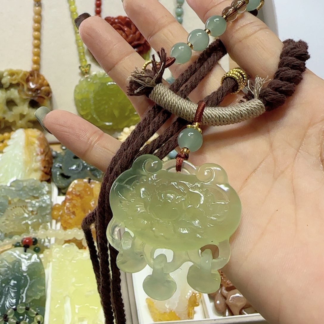 未镶嵌蛇纹石玉吊坠