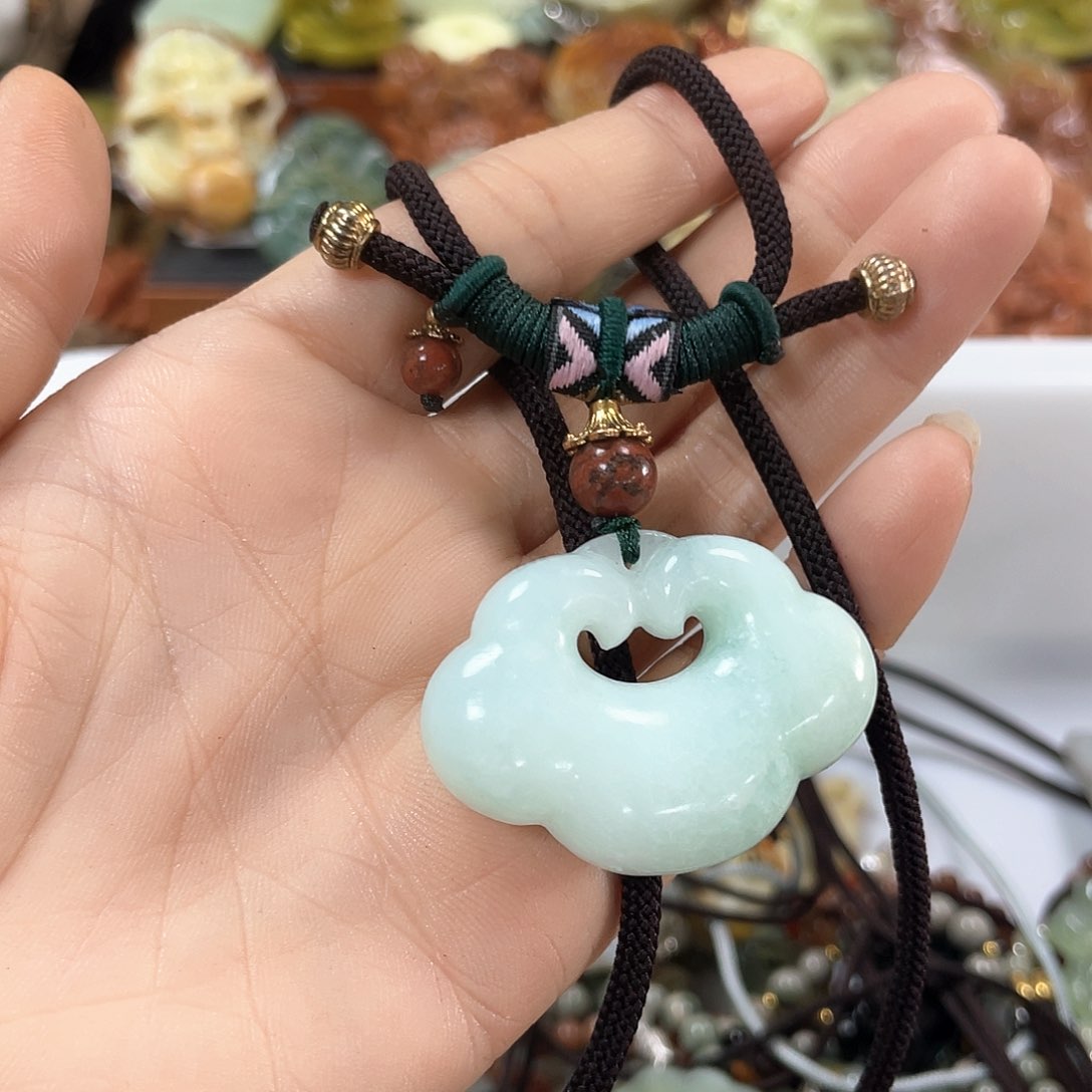 蛇纹石玉颈饰未镶嵌