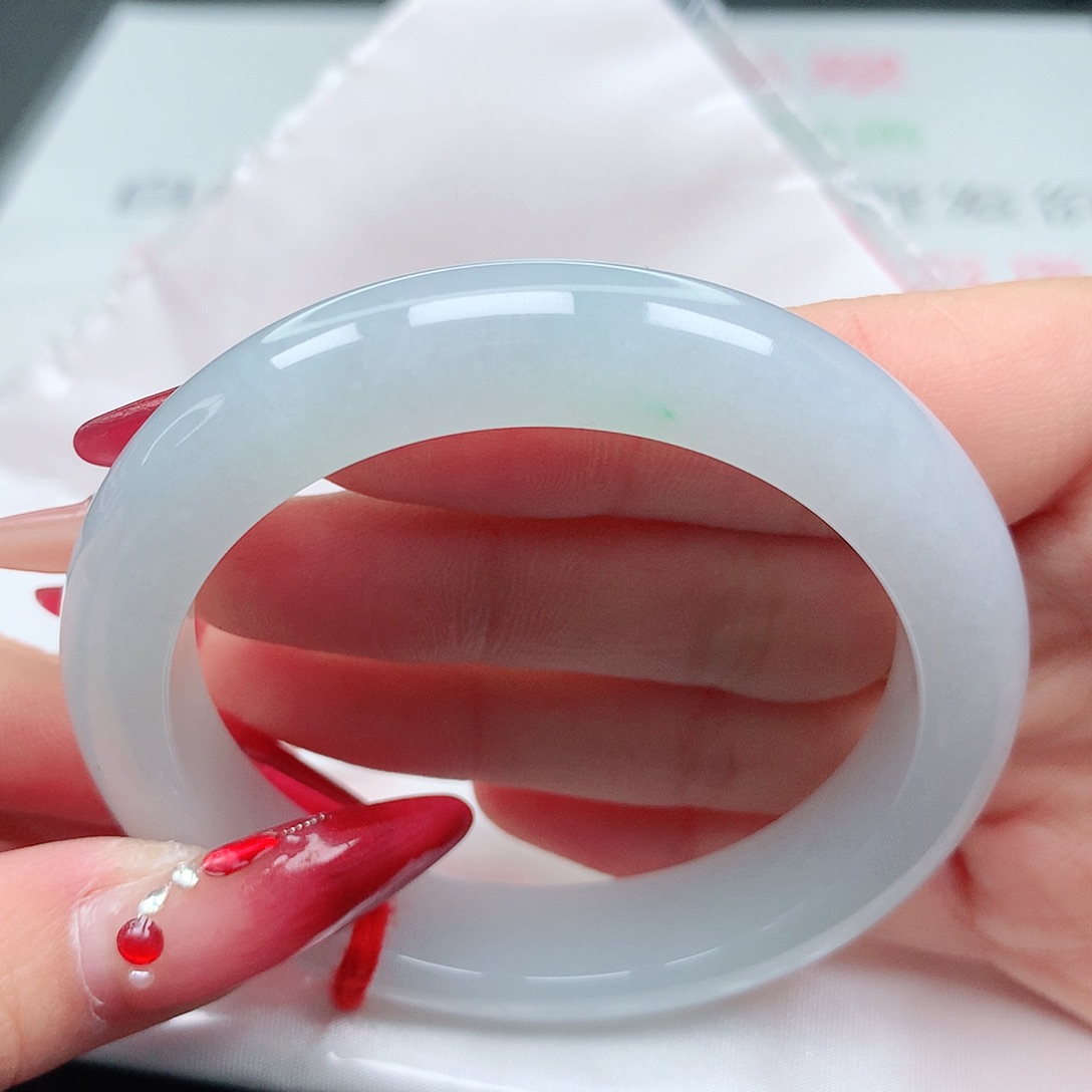 翡翠手镯未镶嵌54圈。