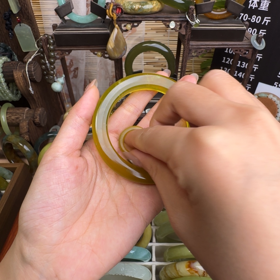 行***娃蛇纹石玉未镶嵌手镯