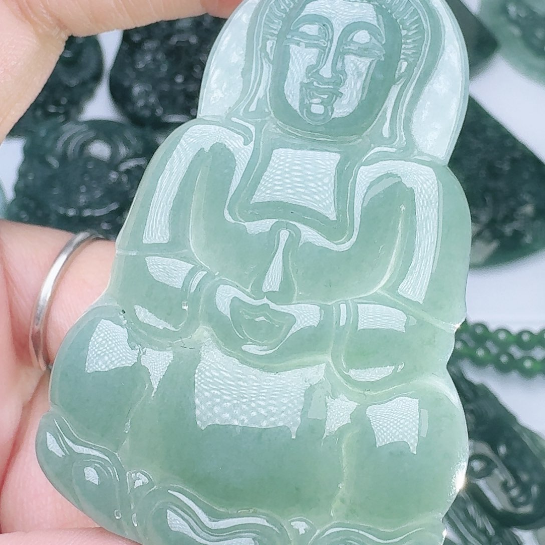 翡翠未镶嵌颈饰多样性发其一