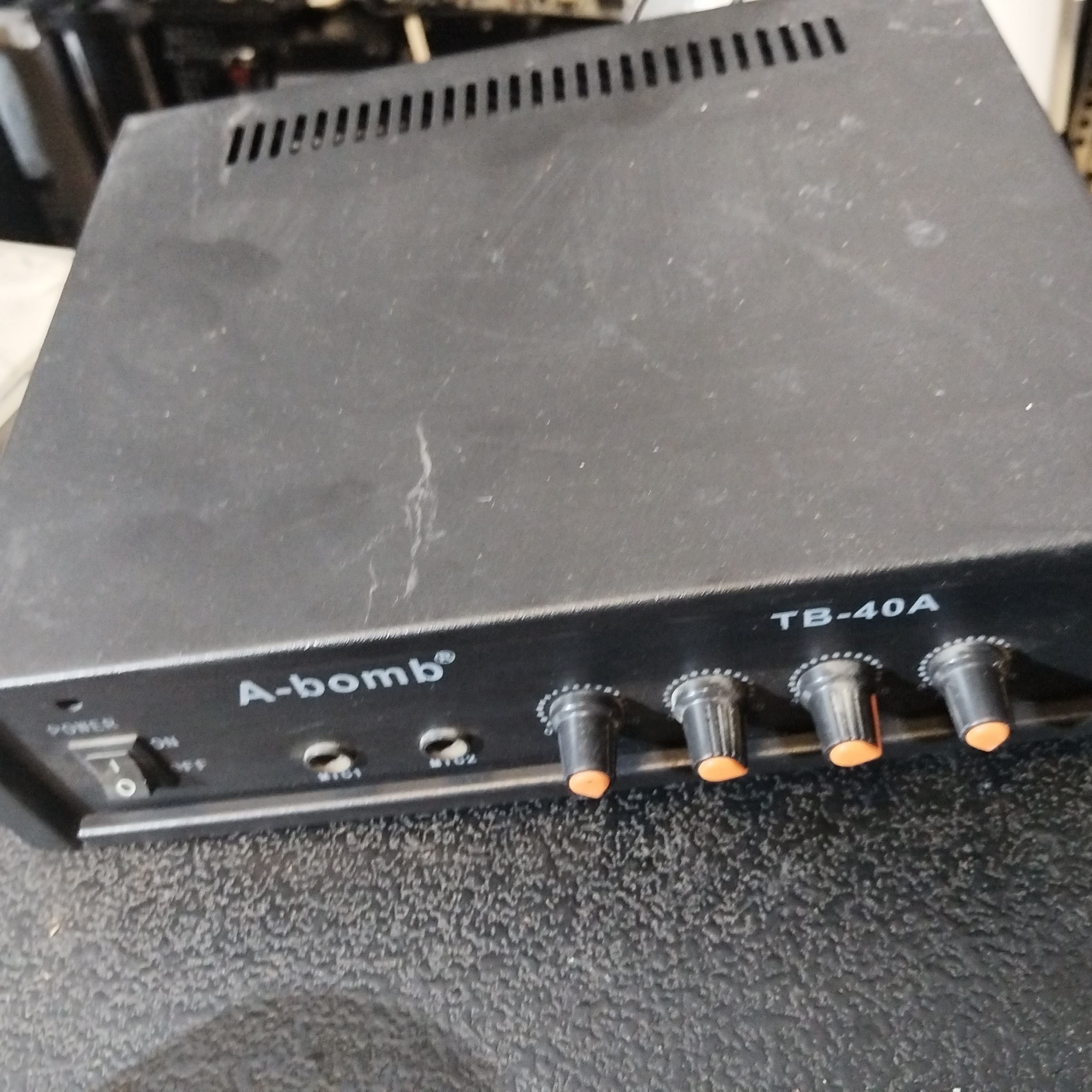 8新  小功放一台，不包邮费，不支持七天无理由退货