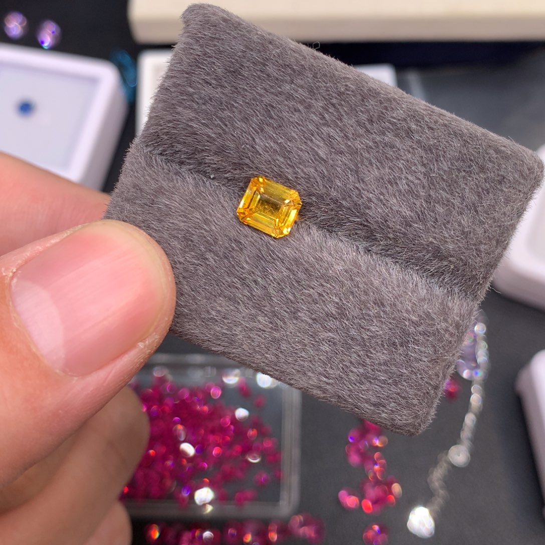 蓝宝石裸石1.55ct 金丝雀