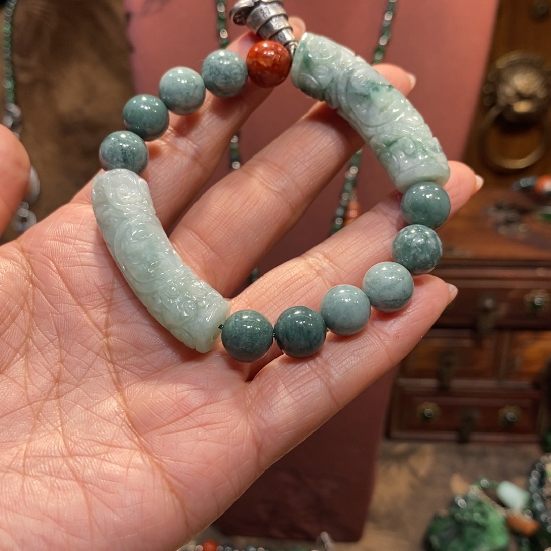 翡翠吊坠(赠链)未镶嵌