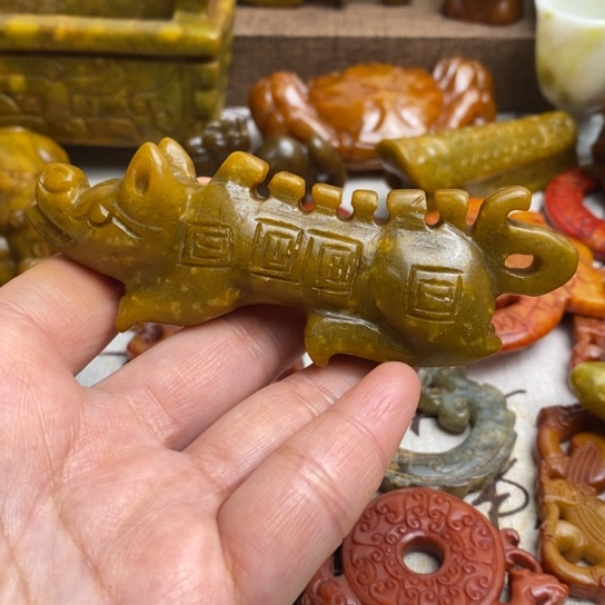 蛇纹石玉足铂镶嵌颈饰119