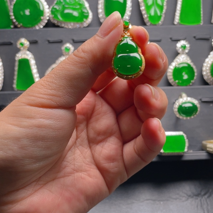 翡翠颈饰18K金镶嵌翡翠吊坠