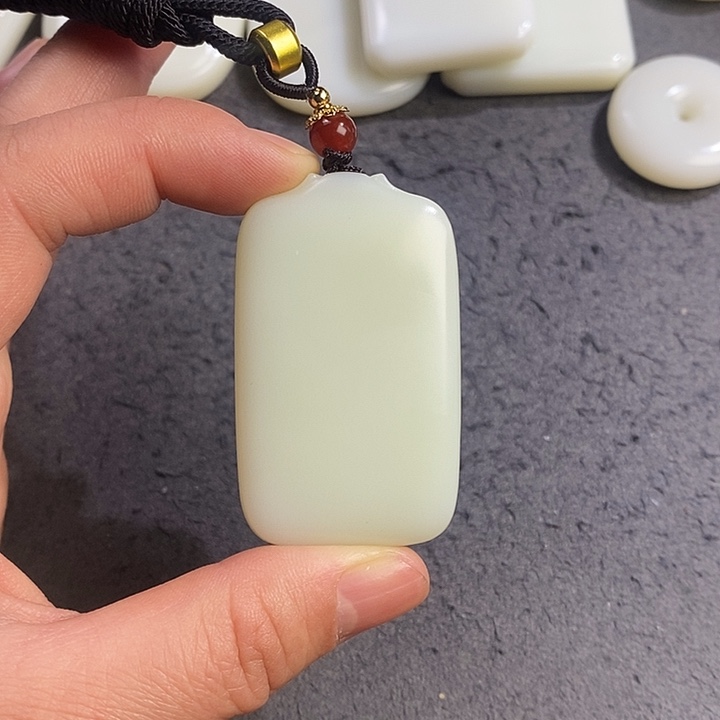 雪***林和田玉（糖玉）未镶嵌颈饰