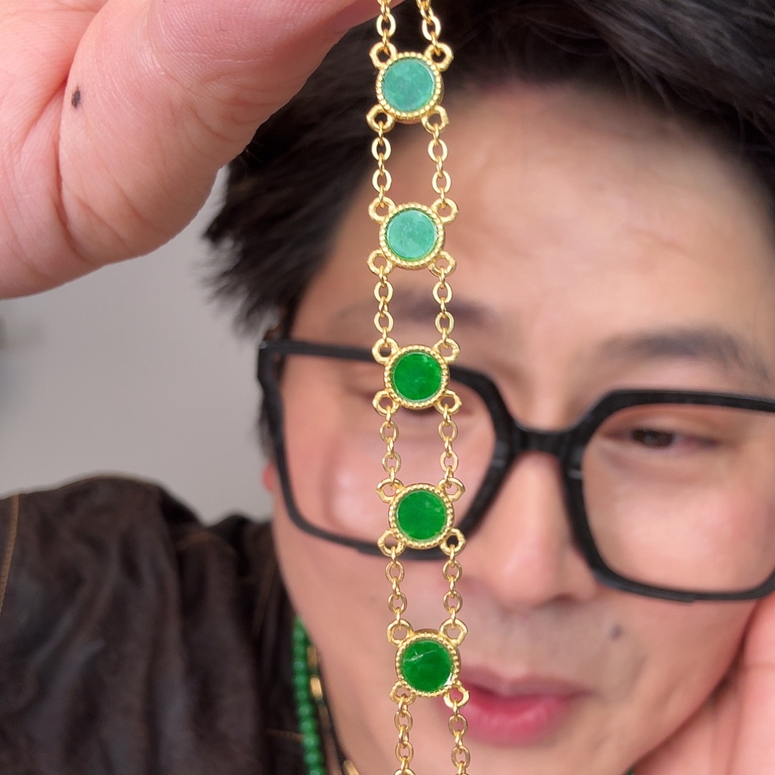 翡翠未镶嵌颈饰一件