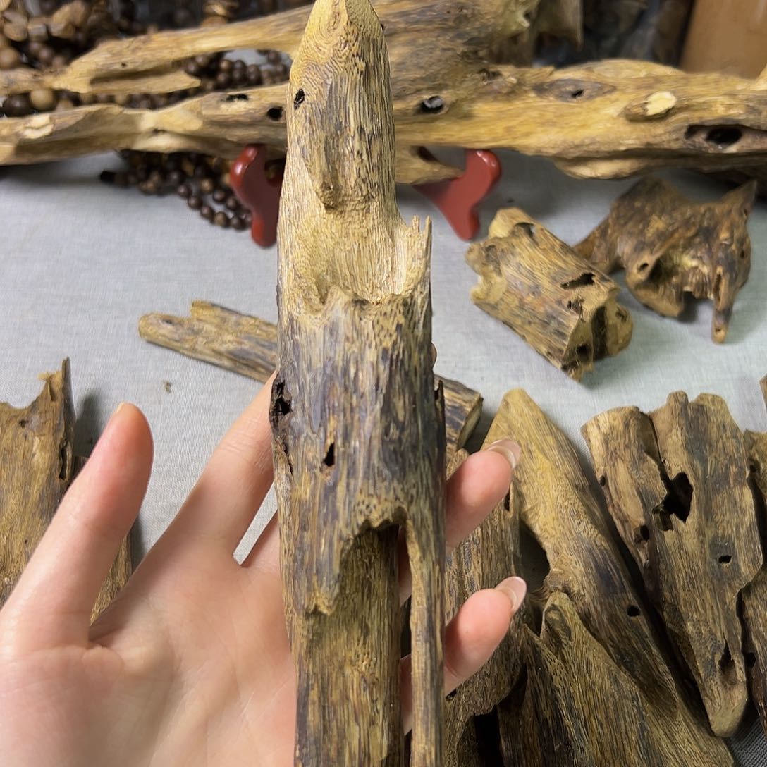 沉香手把件半*水兰香虫漏72克