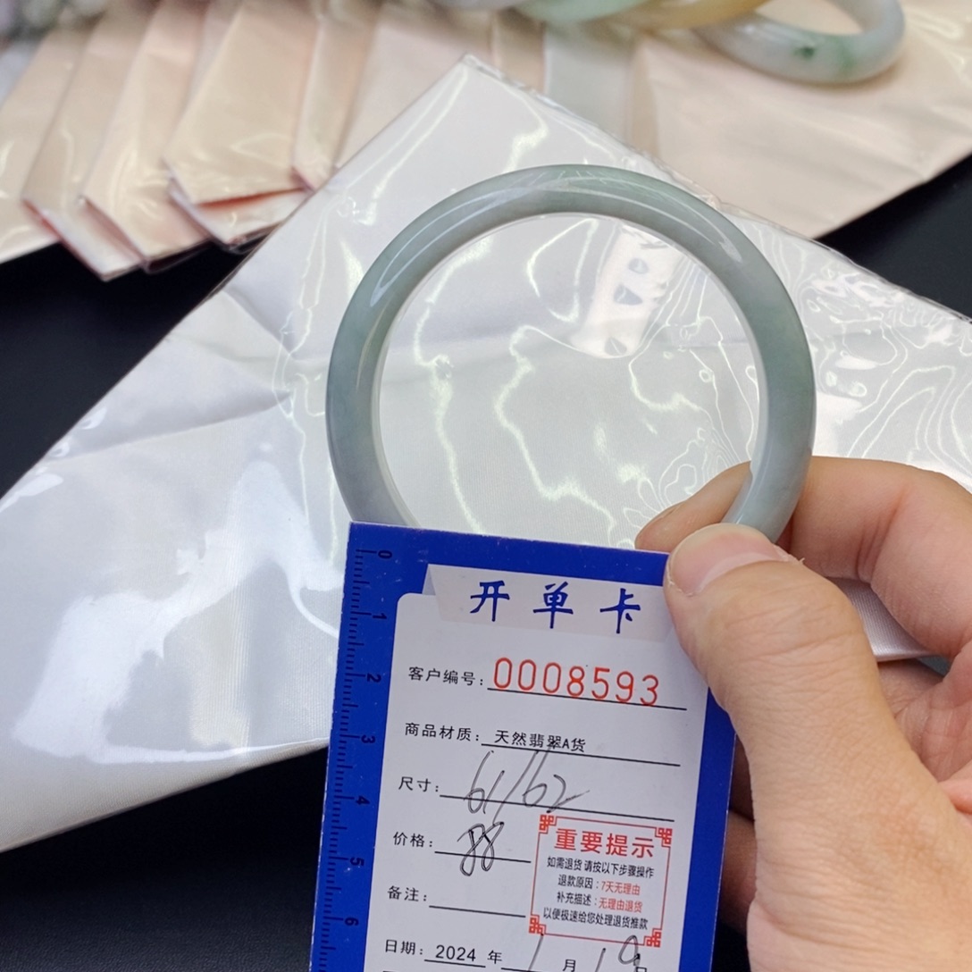 翡翠手镯未镶嵌翡翠