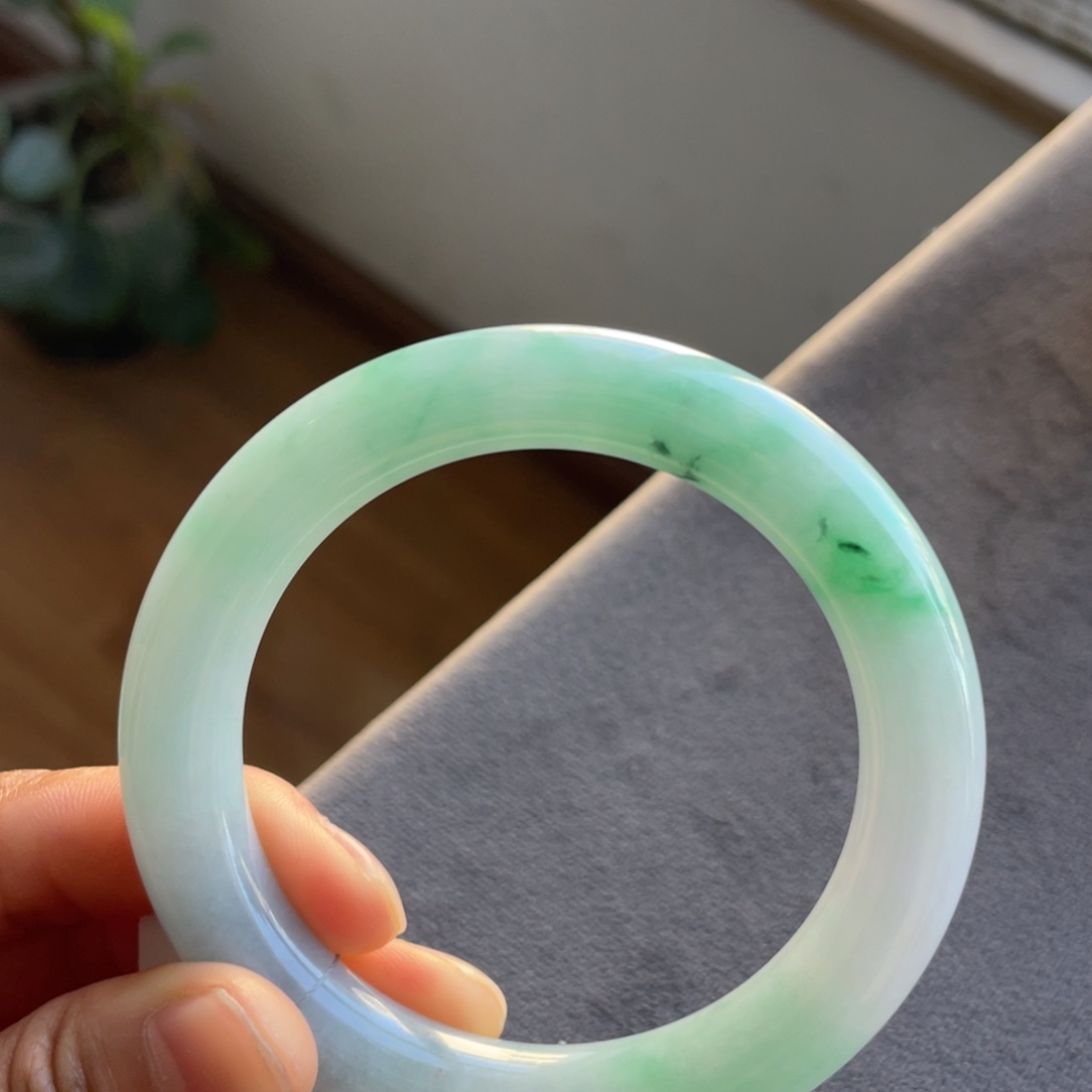 翡翠未镶嵌手镯白底青