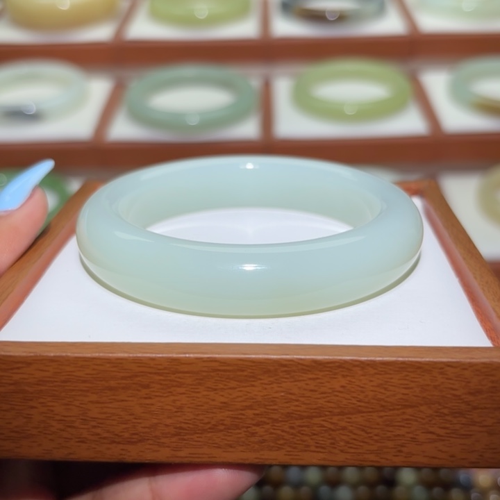 和田玉未镶嵌手镯且末奶蓝卡56/57