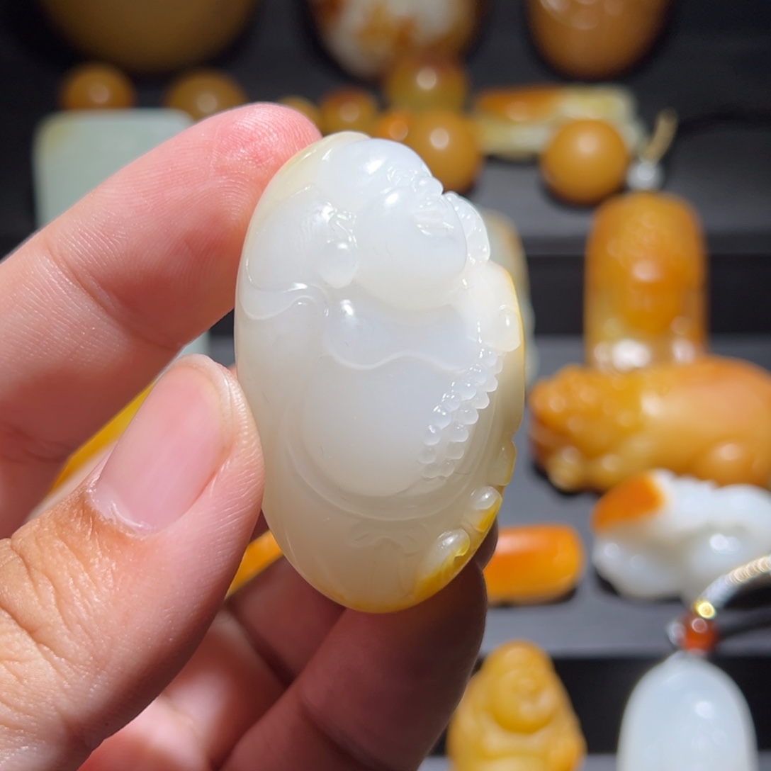 茅***士和田玉未镶嵌颈饰